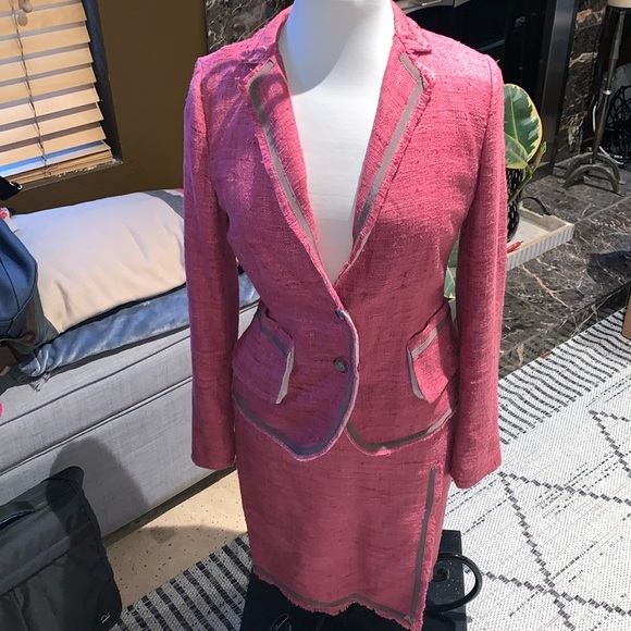 Beautiful Gently Loved Matching Jacket/Skirt Suit by Les Copains - Picture 1 of 16